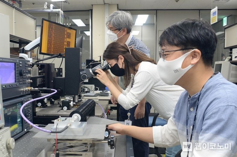 ETRI 연구진이 개발한 S대역 300W 질화갈륨(GaN) 전력소자를 분석하는 모습 2022.09.21 (출처:ETRI)