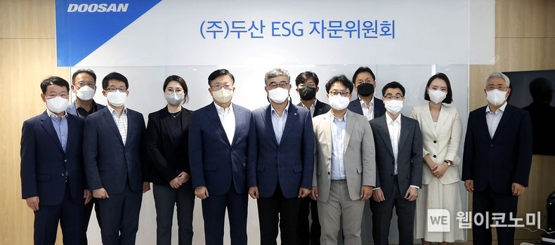22일, 서울 동대문 두산타워에서 ‘제1차 ㈜두산 ESG 자문위원회’가 개최됐다. ㈜두산 문홍성 사장(왼쪽 다섯째)을 비롯해 안완기 ESG자문위원장(왼쪽 여섯째), 자문위원 및 임직원들이 위촉식을 마치고 기념촬영을 하고 있다. 2022.09.22 (출처:(주)두산)