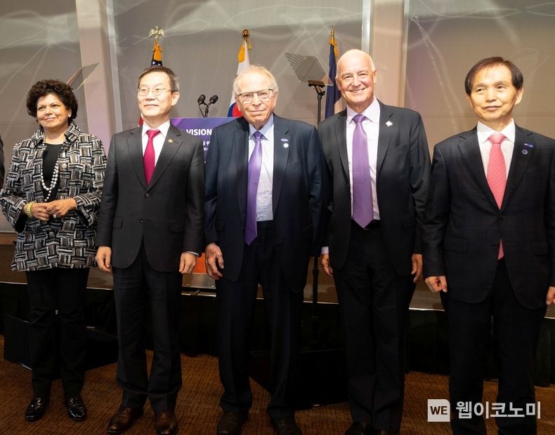 (왼쪽부터) 찬드리카 텐든 NYU 공대 이사장, 이종호 과기부장관, 윌리엄 버클리 NYU 이사장, 앤드류 해밀턴 NYU 총장, 이광형 2022.09.22 (출처:KAIST-NYU)