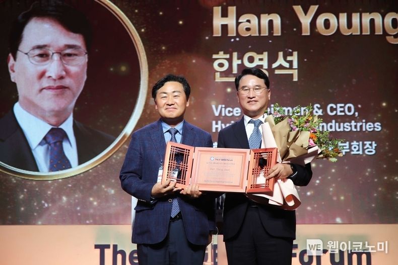 현대중공업 대표이사 한영석 부회장(오른쪽)이 22일(목) 전라북도 전주에서 열린 제3회 지니포럼에서 지니어워즈를 수상했다.(왼쪽은 김관영 전북도지사) 2022.09.22 (출처:현대중공업)