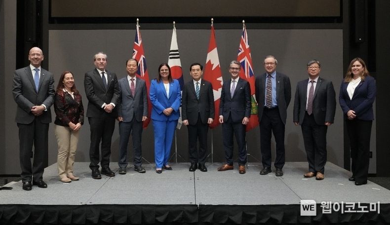 (왼쪽부터) CIBC 은행장 빅터도디그(Victor Dodig), NRCan(캐나다천연자원부) 국장 킴벌리 라이보(Kimberly Lavoie), Snowlake CEO 필립 그로스(Philip Gross), LG에너지솔루션 구매센터장 김동수 전무, 캐나다 매니토바 주지사 헤더 스테판슨(Heather Stefanson), 이창양 산업통상자원부 장관, Electra CEO 트렌트 멜(Trent Mell), Avalon CEO 도널드 부버(Donald Bubar), KOMIR(한국광해광업공단) 권순진 본부장, 캐나다투자청 국장(Invest in Canada) 나탈리 비샵(Natalie Bechamp)이 22일(현지시간) 캐나다 토론토에서 열린 협약식에서 기념촬영을 하고 있다. 2022.09.23 (출처:LG에너지솔루션)