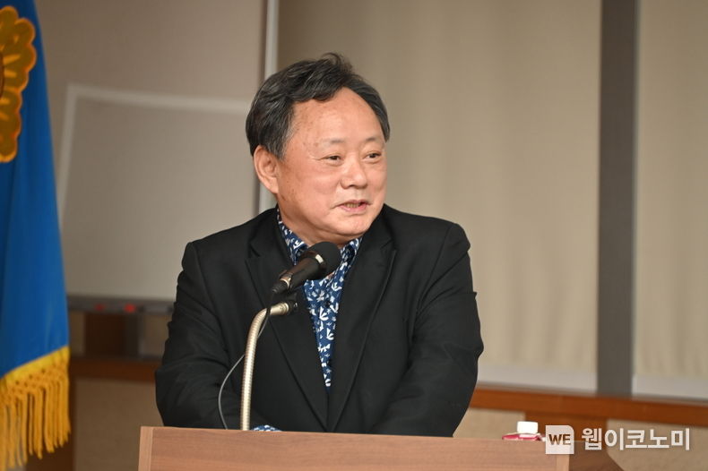 전상직 한국주민자치중앙회 대표회장이 23일 ‘전라북도 주민자치 활성화 및 성공적인 안착을 위한 정책 토론회’에서 발제문을 발표하고 있다. (출처: 한국주민자치 중앙회)