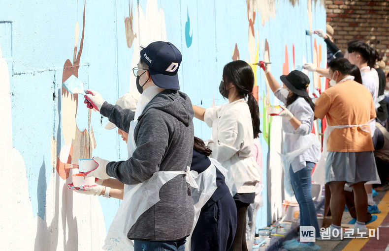  KOTRA 임직원 및 가족들이 벽화그리기 봉사를 하는 모습. 2022.09.25 (출처: KOTRA)