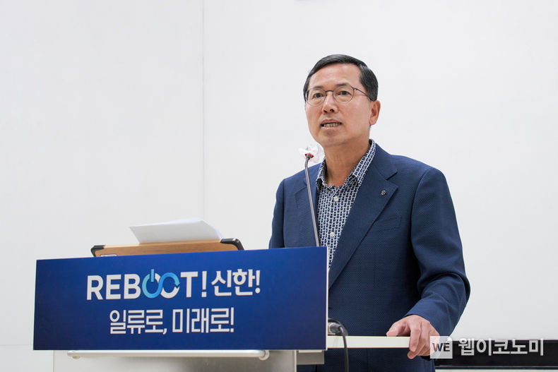 신한카드는 임영진 사장 포함 전 임원이 참석한 가운데 '2022년 하반기 임원 전략워크샵'을 '서울대 글로벌 공학 교육센터'에서 개최했다고 25일 밝혔다. 임영진 신한카드 사장은 이날 전략워크샵에서 금융업과 다양한 산업 전반에 흐르는 거친 물살과 그에 따른 전략적 길목을 ‘선견, 선제, 선도’하여 ’22년을 잘 마무리하고, 다가오는 ’23년에 닥쳐올 위기 상황을 성공적으로 극복하자고 당부했다. 2022.09.26 (출처:신한카드)