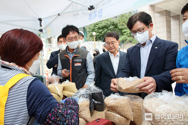 예금보험공사는 11월 28일(수) 서울 중구 청계천로 본사에서 농어가와 사회적 기업 판로 확대 지원을 위해 행복예감 직거래장터를 개최하였다. 예금보험공사 윤차용 사장직무대행이 물건을 고르고 있다. 2022.09.28 (출처:예금보험공사)
