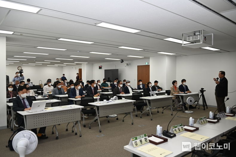 전상직 한국주민자치중앙회 대표회장이 지난 9월30알 충남도의회에서 ‘한국 주민자치회 과거, 현재 그리고 미래’ 제목으로 주제발표를 하고 있다. 2022.10.03 (출처: 한국주민자치중앙회)