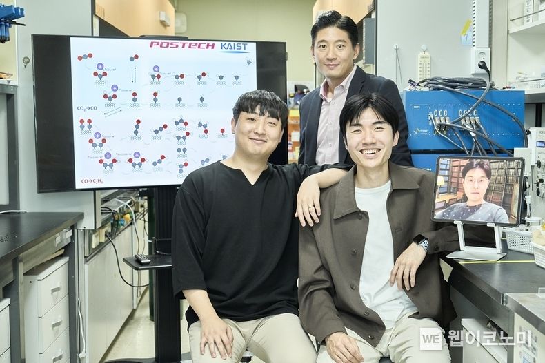 POSTECH·KAIST 공동 연구팀 사진. 왼쪽부터 순서대로 최한솔 박사과정생, 최창혁 교수, 신승재 박사, 김형준 교수(태블릿, 온라인 접속) 2022.10.04 (출처:POSTECH)
