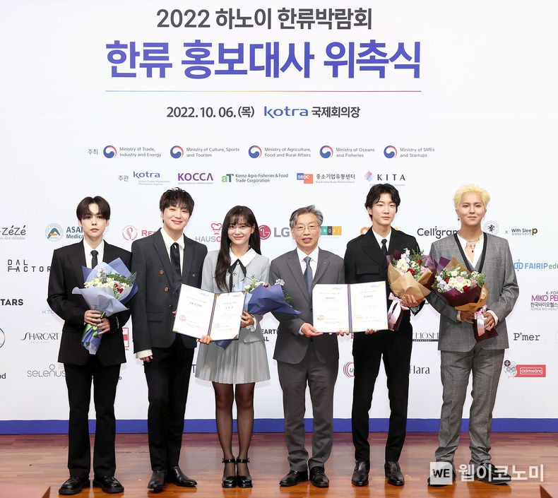 유정열 KOTRA 사장(왼쪽에서 4번째)이 하노이 한류박람회 홍보대사 위너, 김세정과 기념 촬영을 하고 있다. 2022.10.06 (출처:KOTRA)
