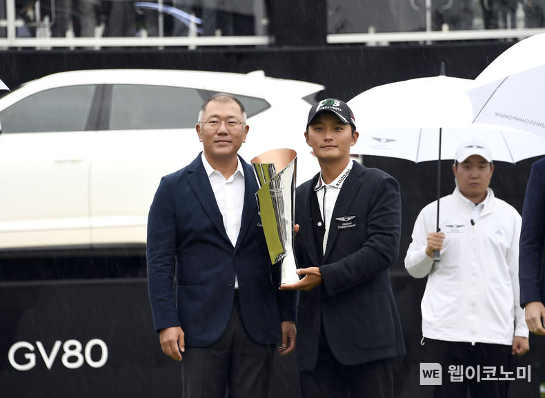 제네시스 브랜드가 10월 6일부터 9일까지 나흘간 인천 송도 ‘잭 니클라우스 골프클럽 코리아’에서 개최한 ‘2022 제네시스 챔피언십’을 성공적으로 마무리했다. 현대차그룹 정의선 회장(왼쪽)과 ‘2022 제네시스 챔피언십’ 우승자 김영수 선수 2022.10.09 (출처: 현대차)