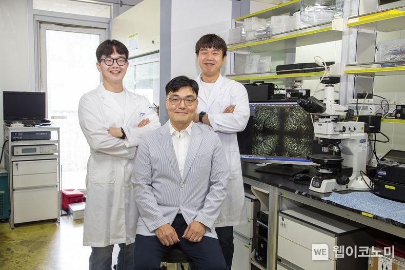 (왼쪽부터) KAIST 나노과학기술대학원 박순모 석박사통합과정, 화학과 윤동기 교수, 화학과 이창재 박사과정 2022.10.011 (출처:KAIST)