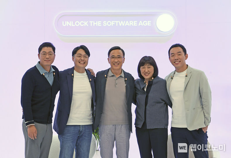 'Unlock the Software Age' 미디어 세션에 참여한 현대차그룹 임원들 (왼쪽부터) 현대차그룹 전자개발실장 안형기 상무, 전자·인포테인먼트개발센터장 추교웅 부사장, 연구개발본부장 박정국 사장, ICT혁신본부장 진은숙 부사장, 자율주행사업부장 장웅준 전무 2022.10.12 (출처:현대차·기아 커뮤니케이션센터)