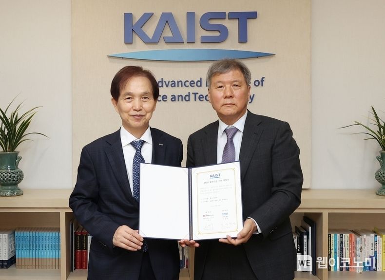 ㈜엔지노믹스의 발전기금 약정식이 14일 오전 KAIST 총장실에서 개최됐다. (왼쪽부터) 이광형 KAIST 총장과 서연수 ㈜엔지노믹스 대표 2022.10.14 (출처:KAIST)