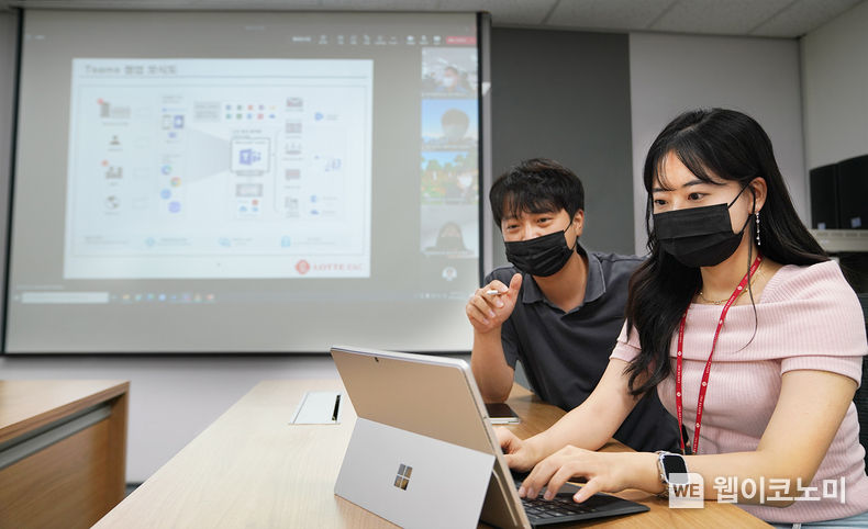 롯데건설 직원들이 MS Teams를 통해 화상회의 중이다. 2022.10.14 (출처:롯데건설)