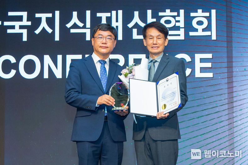 류동현 특허청 차장(좌)과 최원호 ㈜효성 중공업연구소장(우)이 ‘2022 지식재산경영기업상 시상식’에서 기념촬영을 하고 있다. 2022.10.20 (출처:효성)