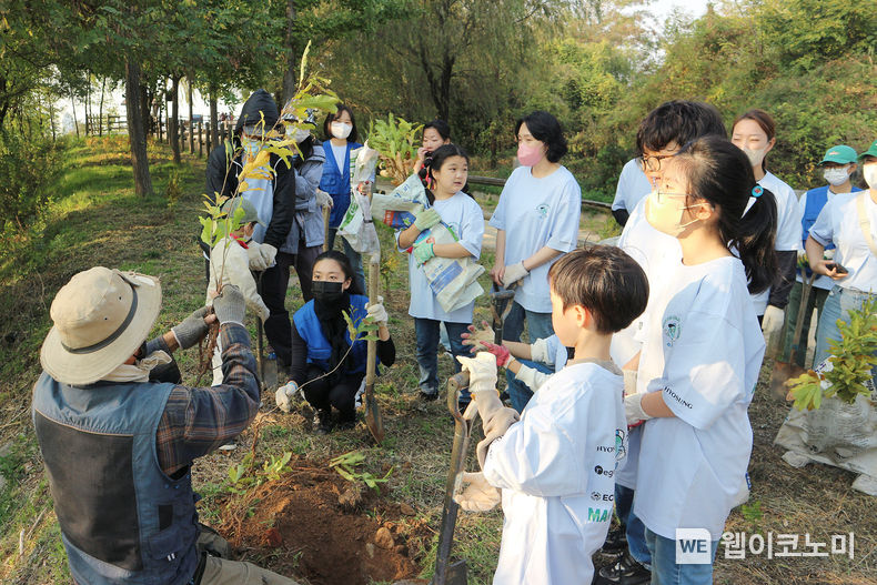 효성 임직원과 서울 시민분들이 마포구 노을공원에 위치한 '효성 나눔의 숲'에서 나무 심기 행사에 참여하고 있다. 2022.10.24 (출처:효성)