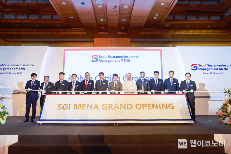 2022년 10월 26일 아랍에미리트 두바이에서 열린 SGI서울보증 중동 현지법인(SGI MENA) 출범식에서 유광열 SGI서울보증 대표이사(가운데)가 참석자와 함께 테이프 커팅을 하고 있다. 2022.10.27 (출처:SGI서울보증)