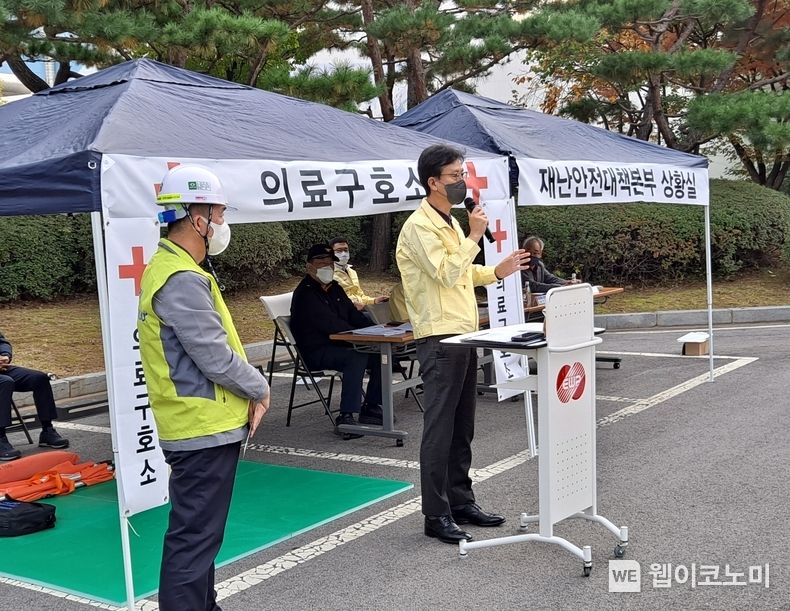 재난대응 상시훈련을 마치고 이승현 동서발전 안전기술본부장이 강평을 하는 모습 2022.10.27 (출처:한국동서발전)