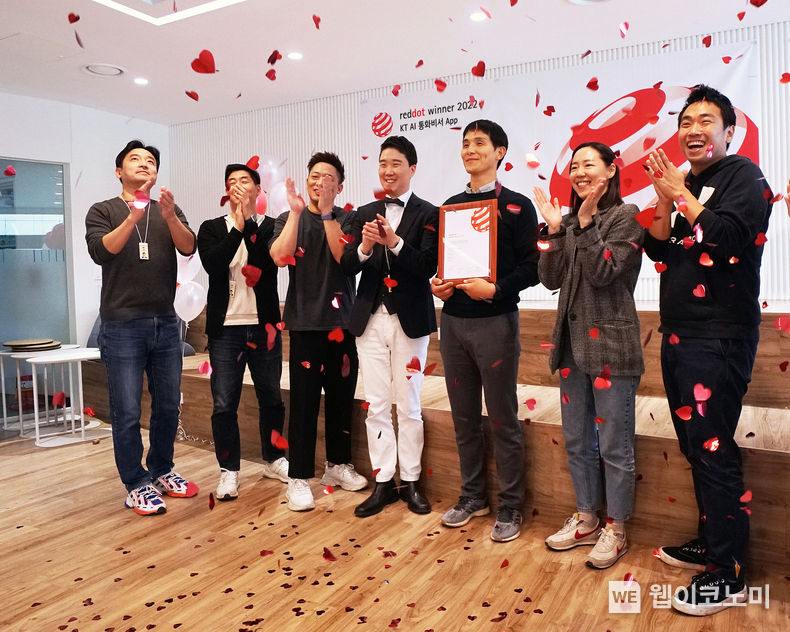 AI 통화비서 앱 2.0 개발을 맡았던 KT ‘Agile 프론티어 전문팀’이 수상 세리머니에 참석한 모습 2022.10.28 (출처:KT)