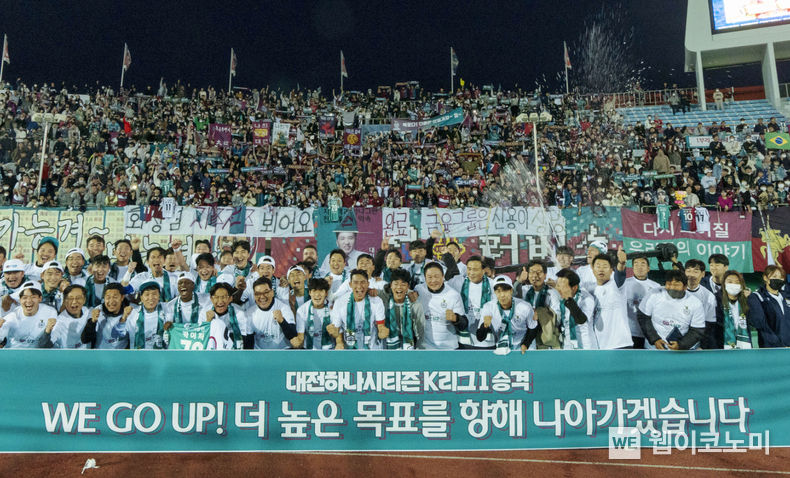 함영주 대전하나시티즌 구단주 겸 하나금융그룹 회장(사진 앞줄 왼쪽에서 4번째)이 선수단 및 그룹 관계자들과 K리그 1부 승격을 축하하는 기념사진 촬영을 하고 있다. 2022.10.31 (출처:하나은행)