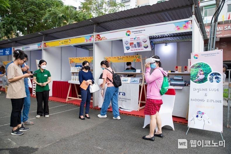 베트남 호치민에서 사무소를 운영 중인 지자체(경남도, 전남도, 대전시)도 각 지역의 식품, 생활용품 등 주요 제품을 베트남 소비자들에게 선보였다. 한 참관객이 경상남도 부스에 마련된 VR 기기를 체험하고 있다. 2022.10.31 (출처:KOTRA)