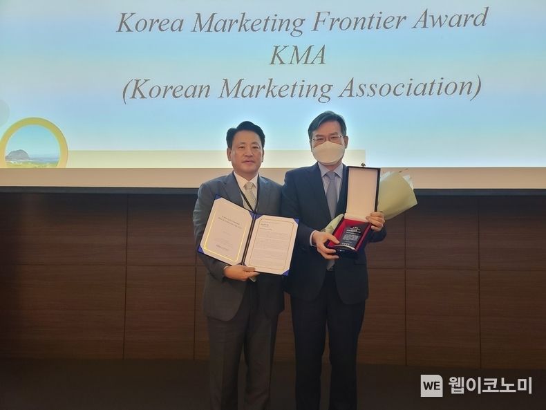 KOTRA(사장 유정열)가 글로벌 공급망 재편에 능동적으로 대응하여 중소·중견기업을 지원한 공로로 ‘2022년 한국 마케팅 프론티어 대상’을 수상했다. ‘2022년 한국 마케팅 프론티어 대상’을 수상한 정외영 KOTRA 혁신성장본부장(오른쪽)이 이성호 한국마케팅학회장(왼쪽)과 기념촬영을 하고 있다. 2022.10..31 (출처:KOTRA)