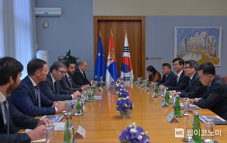  기아 송호성 사장이 24일 세르비아 현지에서 알렉산다르 부치치(Aleksandar Vučić) 대통령을 비롯한 정부 주요 관계자들과 간담회를 갖고 있는 모습. (사진 왼쪽 세 번째) 세르비아 알렉산다르 부치치(Aleksandar Vučić) 대통령, (사진 오른쪽 두 번째부터) 기아 송호성 사장, 이재웅 주세르비아 한국대사 2022.10.31 (출처:현대차·기아 커뮤니케이션센터)