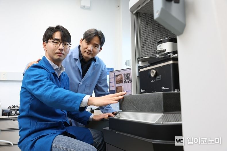 (왼쪽부터) KAIST 신소재공학과 박건 박사과정, 홍승범 교수 2022.11.08 (출처:KAIST)