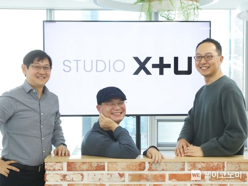 왼쪽부터 이덕재 CCO, 신정수 콘텐츠제작센터장, 이상진 콘텐츠IP사업담당이 새로운 조직인 STUDIO X+U를 소개하는 모습 2022.11.09 (출처:LG유플러스)