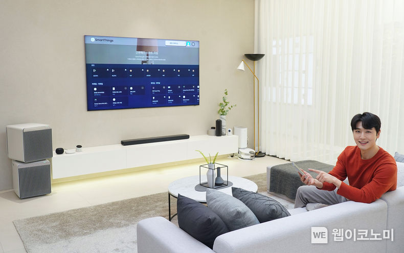 삼성전자 모델이 삼성 디지털프라자 용인구성본점에서 스마트싱스(SmartThings) 기반 홈 IoT 솔루션을 적용한 스마트 아파트 서비스를 소개하고 있는 모습 2022.11.09 (출처:삼성전자)