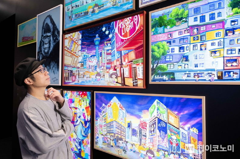 삼성전자가 홍콩 '샤우트 갤러리(SHOUT Gallery)'와 협업해 라이프스타일 TV '더 프레임(The Frame)'을 활용한 디지털 아트 전시회 '더 프레임 디지털 아트 갈라(The Frame Digital Art Gala)'를 연말까지 진행한다. 전시회에 참여한 롤로호이호이(Lolohoihoi)의 클레이턴 차우(Clayton Chau) 작가가 디지털 아트 작품을 소개하고 있는 모습 2022.11.10 (출처:삼성전자)