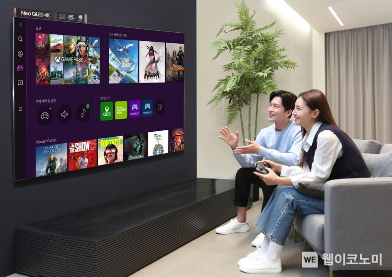 삼성전자 모델이 서울 논현동에 위치한 삼성 디지털프라자 강남본점에서 삼성 TV로 '게이밍 허브'를 선보이고 있다. 2022.11.10 (출처:삼성전자)