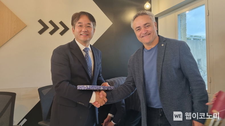 이동환 고양특례시장과 아비 뤼톤(Avi Luvton) 이스라엘 혁신청 국제협력국장이 악수하는 모습 2022.11.12 (출처: 고양시)