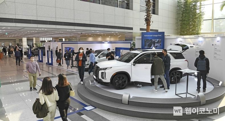  ‘2022 오픈 이노베이션 라운지’에 참가한 현대차∙기아 임직원들이 전시된 기술을 관람하는 모습 2022.11.14 (출처: 현대차·기아 커뮤니케이션 센터)