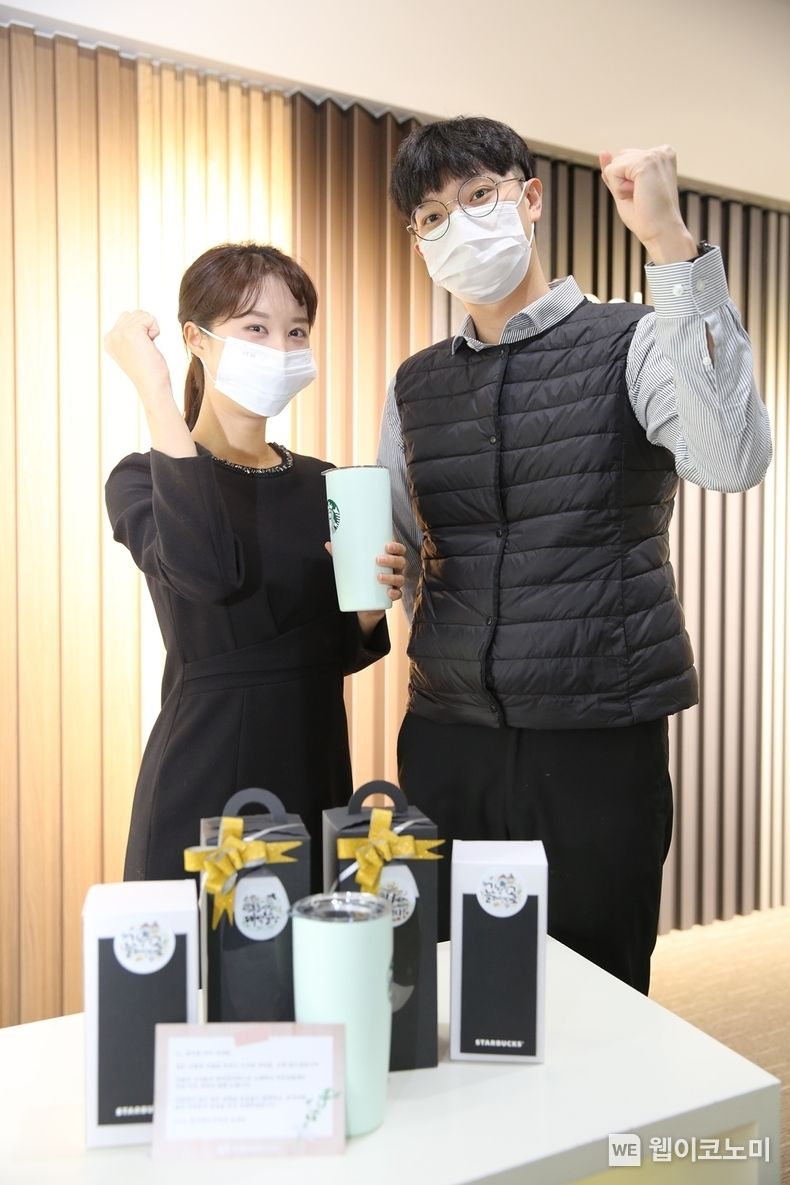  동국제강 임직원들이 임직원 수험생 자녀에게 전달될 응원 선물과 함께 기념사진을 촬영하고 있다. 2022.11.15 (출처:동국제강)