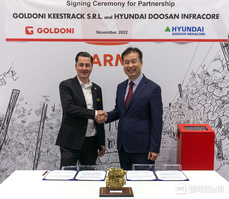현대두산인프라코어와 이태리 Goldoni Keestrack사 관계자들이 엔진공급합의서 체결 후 기념촬영을 했다. 사진 오른쪽부터 현대두산인프라코어 엔진 영업 담당 임형택 상무, Keestrack사 CEO 피터 호겐도른(Peter Hoogendoorn) 2022.11.15 (출처:현대제뉴인)
