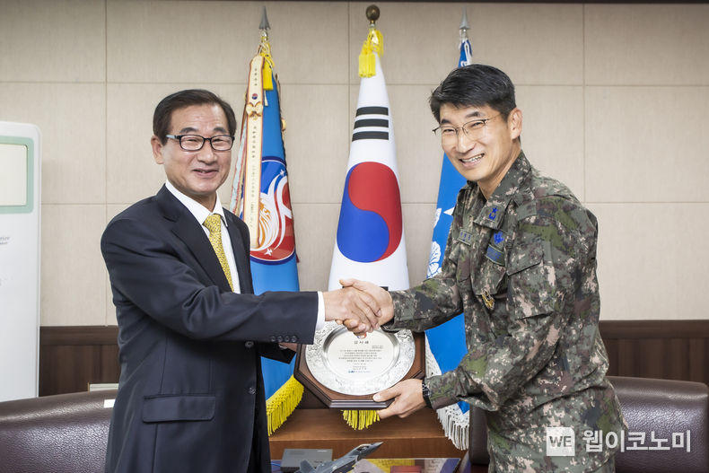 KAI 강구영 사장(좌)이 공군 제8전투비행단 이형동 단장(우)에게 감사패를 전달하고 있다. 2022.11.15 (출처:KAI)