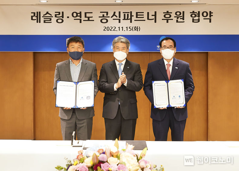 사진은 지난 15일 서울 을지로 기업은행 본점에서 열린 ‘레슬링‧역도 공식파트너 후원 협약식‘에서 윤종원 IBK기업은행장(가운데)과 조해상 대한레슬링협회 회장(왼쪽), 최성용 대한역도연맹 회장(오른쪽)이 협약식을 마치고 기념 촬영을 하고 있는 모습 2022.11.16 (출처:IBK기업은행)