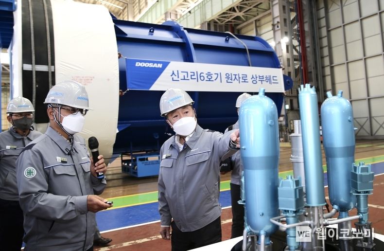 박정원 두산그룹 회장이 15일 경남 창원 두산에너빌리티 원자력 공장 내 원자로 헤드 앞에서 원전 모형을 보며 사업 현황을 점검하고 있다. 2022.11.16 (출처:두산그룹)