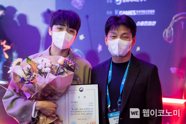 원더포션 대표 유승현(좌)과 네오위즈 공동대표 배태근(우)이 게임대상 인디게임상 수상 후 기념 사진을 촬영하고 있다. 2022.11.17 (출처:네오위즈)