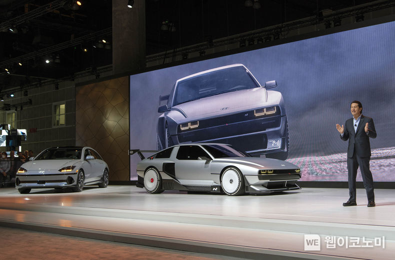 17일(현지시각) 미국 LA 컨벤션 센터(Los Angeles Convention Center)에서 열린 <2022 LA 오토쇼(2022 Los Angeles Auto Show)>에서 현대차 글로벌최고운영책임자 호세 무뇨스(Jose Munoz) 사장이 '아이오닉 6'와 ‘N Vision 74’를 소개하고 있다. 2022.11.18 (출처:현대차 · 기아 커뮤니케이션센터)