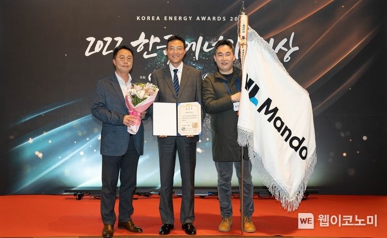 HL만도 평택 오퍼레이션 센터장 이재영 상무(가운데)가 시상식 후 기념 촬영을 하고 있다. 2022.11.18 (출처:HL만도)