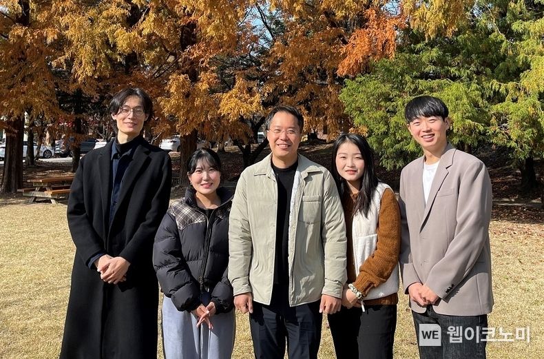좌측부터 KAIST 산업디자인학과 소속의 김대욱, 표승화, 이창희 교수, 이금진, 송유택 학생. 2022.11.18 (출처:KAIST)