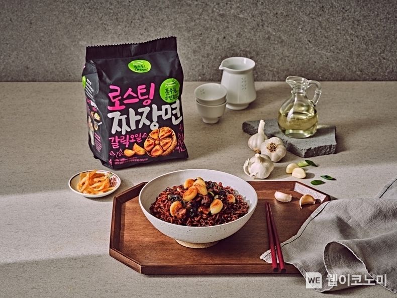 진한 짜장소스에 향긋하고 알싸한 마늘 풍미 더한 ‘로스팅 짜장면 갈릭오일’ 2022.11.18 (출처:풀무원)