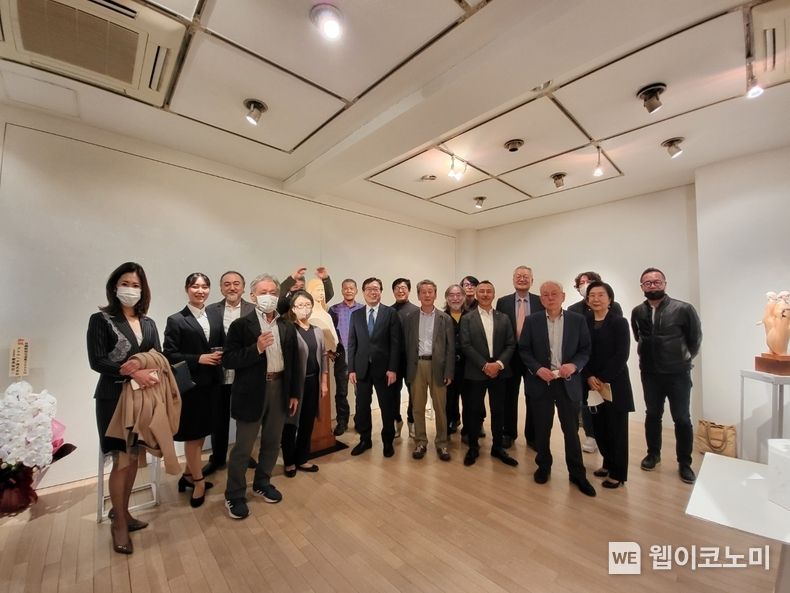 21일(월) 일본 도쿄 세호(Seiho) 갤러리에서 열린“2022 K-Sculpture 한국∙일본 교류전”개막식에 참석한 윤영달 크라운해태제과 회장(우측 5번째)과 이토 슈지 일본가루비 대표이사(우측 11번째)가 한∙일 조각가, 미술관계 2022.11.22 (출처:크라운해태제과)