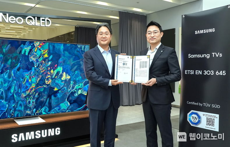 삼성전자 영상디스플레이사업부 김용재 부사장과 TÜV SÜD 코리아 서정욱 대표이사가 지난 18일 삼성전자 수원 디지털시티에서 '컨슈머 IoT기기 보안' 인증 관련 인증서 전달식을 가졌다. 2022.11.22 (출처:삼성전자)