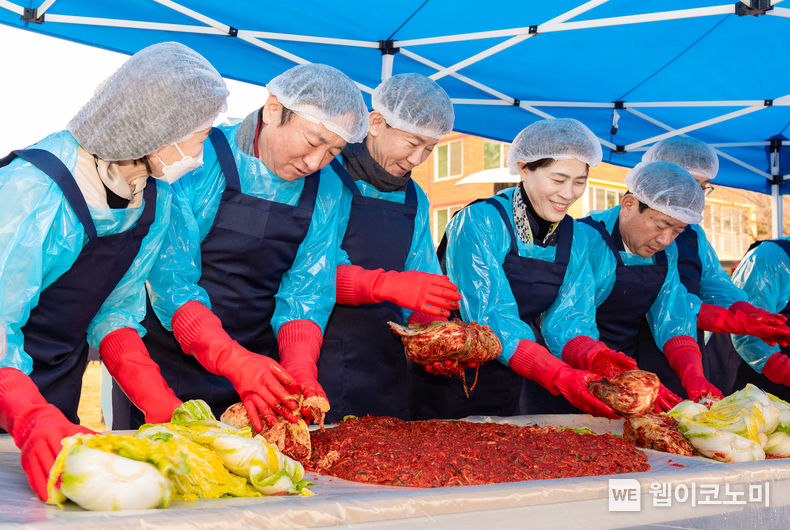  22일 농협은행과 삼성전자는 경기도 수원시 소재 사회복지법인 경동원에서 사랑의 김장김치 및 쌀 나눔행사를 실시했다. 권준학 농협은행장(왼쪽 2번째)과 강봉구 삼성전자 한국총괄 부사장(왼쪽 3번째) 2022.11.23 (출처:NH농협은행)
