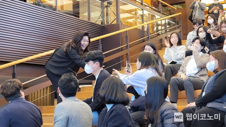 22일 오전 서울 종로구 SK서린빌딩에서 열린 SK이노베이션 11월 행복산책 강연자로 나선 오은영 박사가 SK이노베이션 구성원들과 악수를 나누며 무대로 입장하고 있다. 2022.11.23 (출처:SK이노베이션)
