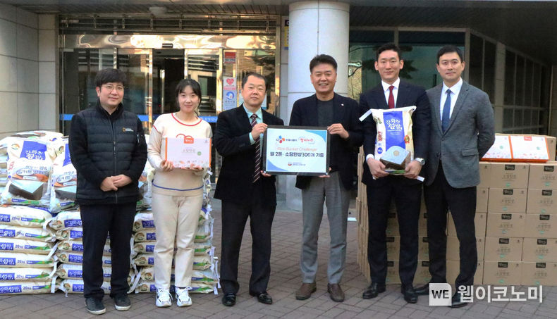 CJ프레시웨이가 ‘라이스 버킷 챌린지’에 동참했다. 23일, 경기도 과천시에 위치한 과천시노인복지관에 강화섬쌀 2톤과 케어푸드 간편식 세트 ‘소담한상’ 300개를 전달했다. 전달식에는 강연중 CJ프레시웨이 영업본부장(우측 세 번째), 유호근 과천시노인복지관장(좌측 세 번째) 등 관계자가 참여했다. 2022.11.24 (출처:CJ프레시웨이)