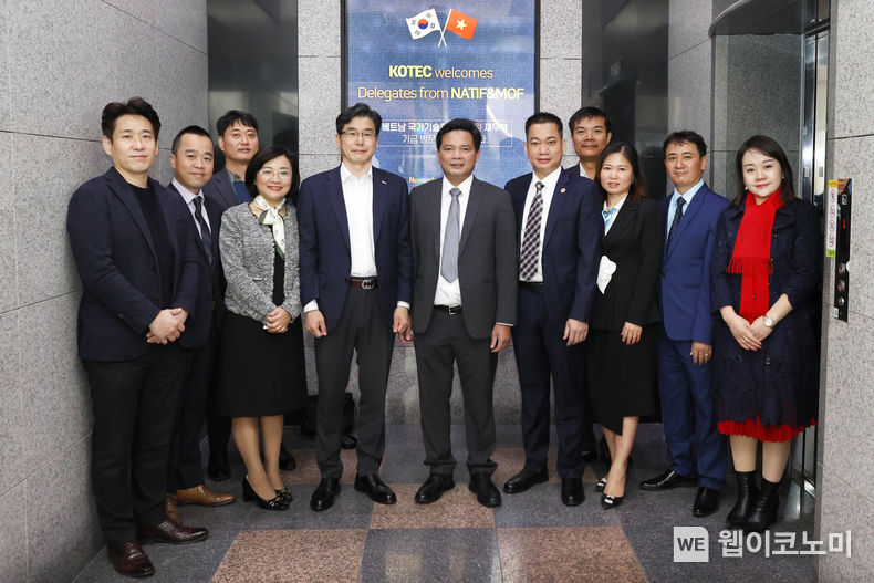 오은식 기술보증기금 기술평가부장(왼쪽으로부터 5번째)과 응우엔 더 익 NATIF 부국장(왼쪽으로부터 6번째) 2022.11.24 (출처:기보)