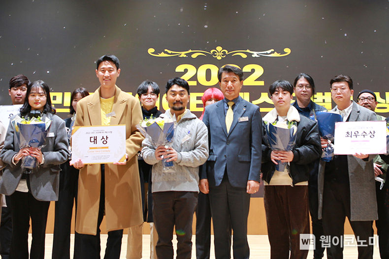 지난 24일 서울시 영등포구에 위치한 KB국민은행 신관에서 열린 '2022 국민 크리에이터 페스티벌 시상식'에서 (앞에서 왼쪽 세번째)방송인 유병재와 (앞에서 왼쪽 네번째)성채현 KB국민은행 개인고객그룹대표 및 수상자들이 기념촬영을 하고 있다. 2022.11.25 (출처:KB국민은행)